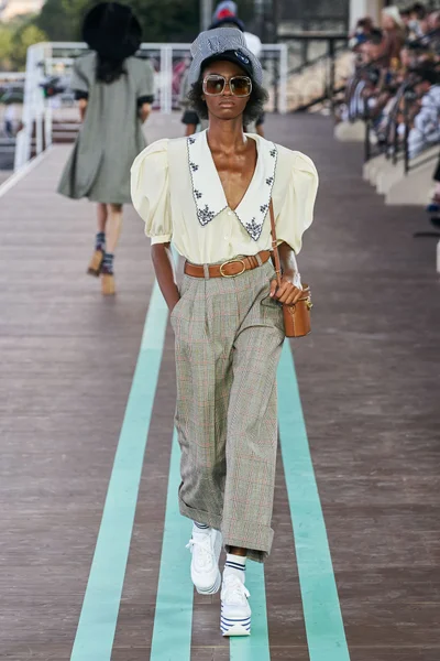 Look 3